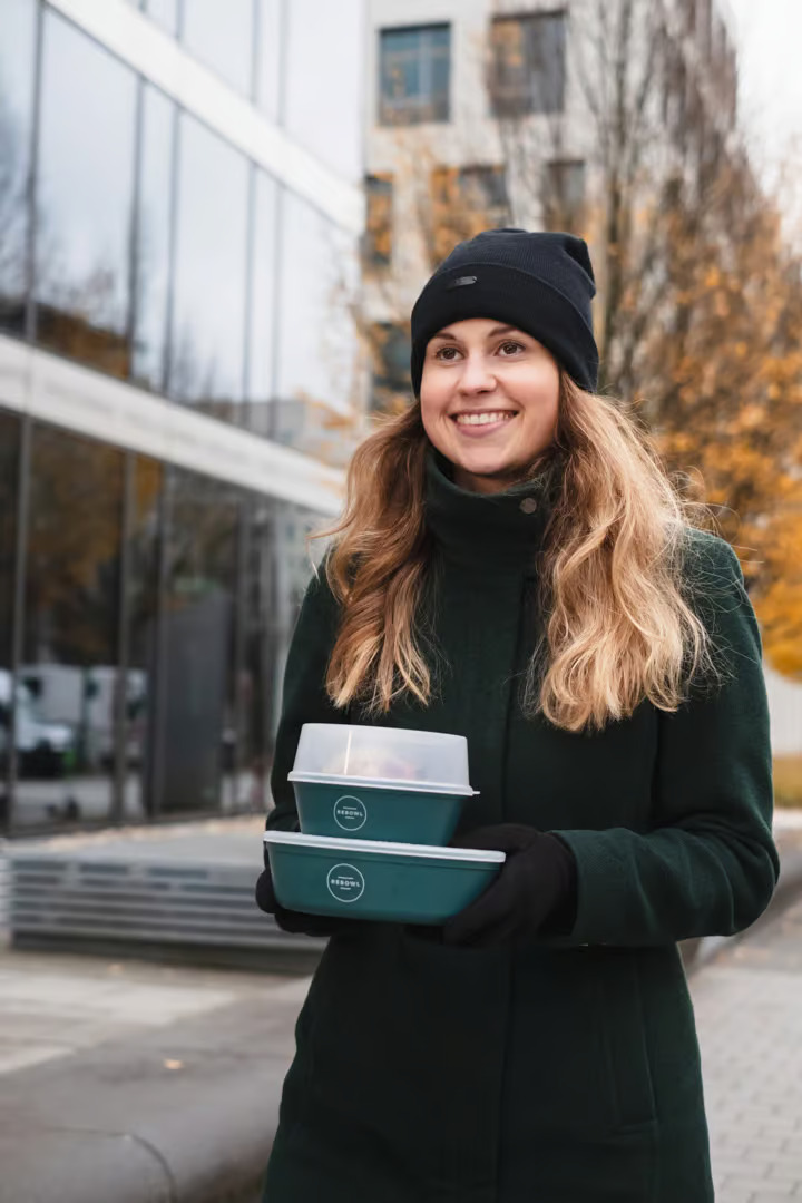 Frau mit Recup Geschirr