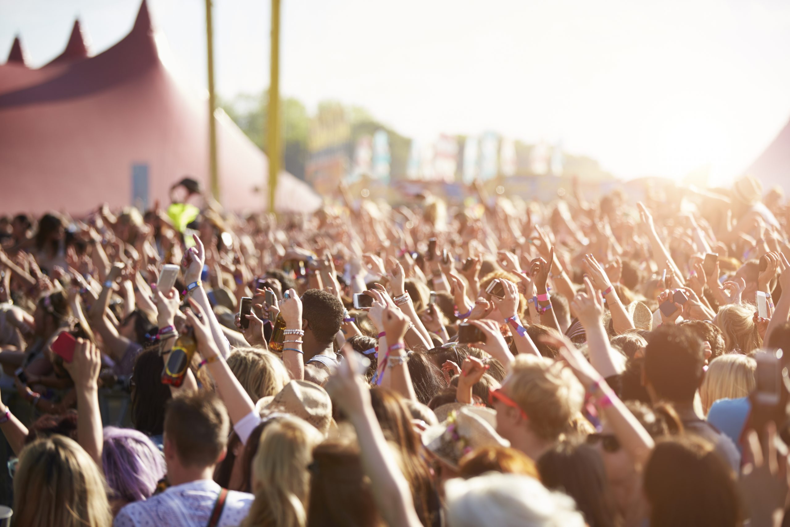 Jubelnde Menschen bei einem Konzert